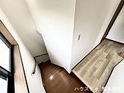 ■暮らしを繋ぐ、明るい動線■採光窓から光が差し込み、足元を優しく照らす。安全で快適な、家族の生活を支える縦の繋がりです。