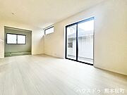 ■安らぎと笑顔の中心地■陽光が優しく降り注ぎ、会話が自然と弾む。ここでは、毎日が特別な時間へと変わります。