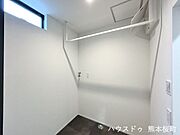 ■白が奏でる清潔感。光と溶け合うピュアな空間■窓から差し込む柔らかな光が、清潔感あふれる空間をより一層美しく際立たせます。