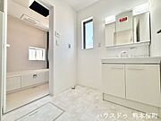 ■清々しいリフレッシュ空間■自分を磨き、気持ちを切り替える。心地よい光が差し込むプライベートスペース。