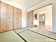■1階4.5帖和室■ゲストをもてなし、昼寝や家事にも使える、畳のぬくもりが心地よい多目的万能スペース。