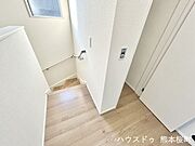 ■暮らしを繋ぐ、明るい動線■採光窓から光が差し込み、足元を優しく照らす。安全で快適な、家族の生活を支える縦の繋がりです。