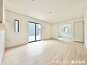 ■安らぎと笑顔の中心地■陽光が優しく降り注ぎ、会話が自然と弾む。ここでは、毎日が特別な時間へと変わります。