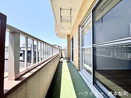 ■空の下の開放的な特等席■日光浴や読書、外の空気を感じながらリフレッシュ。暮らしを豊かにする、もう一つの心地よい空間です。