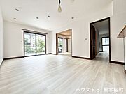 ■安らぎと笑顔の中心地■陽光が優しく降り注ぎ、会話が自然と弾む。ここでは、毎日が特別な時間へと変わります。
