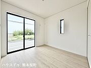 ■2階5帖洋室■寝室、書斎、趣味の部屋。家族の成長やライフスタイルに合わせ、様々な使い方ができる快適な空間です。
