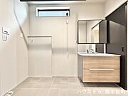 ■清々しいリフレッシュ空間■自分を磨き、気持ちを切り替える。心地よい光が差し込むプライベートスペース。