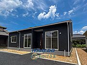 【外観】（3.jpg）別角度から見た平屋の外観。陽当たりが良く、シンプルながらも重厚感のあるデザインが魅力的です。