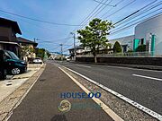 【前面道路】開放感のある広々とした前面道路。歩道も整備されており、小さなお子様がいるご家庭も安心して通行できます。