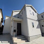 玄関階段にしっかりとした手すりが設置されており、高齢の方や子ども、荷物が多い時も安心です。