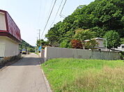 前面道路は私道で幅員4ｍです。