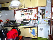 キッチンには吊戸棚、レンジフードがあります。コンロは現状プロパンを使用しております。