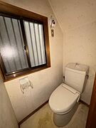 トイレ内窓付きで換気もバッチリ