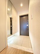 下駄箱下部にはオシャレな間接照明有り♪下駄箱の容量も充分に御座います♪姿見鏡もお出掛け前の味方ですね♪ドアスコープには外部からの覗き見防止の蓋が付いています。