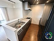 《キッチン》対面キッチンはリビングを見渡せる開放的な設計。調理スペースも広く収納も豊富で使い勝手良好。家族との会話を楽しみながら料理ができる魅力的な空間です。