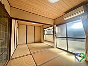 《１階和室５．０帖・４．５帖》寝室としても活用できる便利な和室。階段の上り下りがないため、長く安心して住み続けられる設計です。テレワークや趣味の部屋など、ライフスタイルの変化に柔軟に対応します。