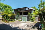 《外観》東南角地の利点を活かした、光と風が通り抜ける開放的な邸宅。端正な外観と、約９１坪の広大な敷地が織りなすゆとりが、住まう人のステータスを満たします。※画像の一部をＣＧ加工・修正しています。