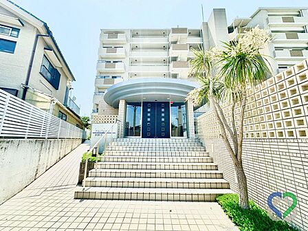 《エントランス》緩やかな傾斜でゆとりを持たせた、高級感あふれるアプローチ階段。毎日の帰宅を特別なものにしてくれる、洗練されたエントランスです。