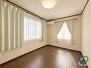 《洋室約6.5帖》二面採光で明るく風通しの良い洋室。お子様部屋やテレワークスペースなど、ご家族のライフスタイルに合わせて活用可能。※画像の一部をＣＧ加工・修正しています。
