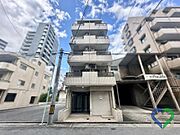 《建物外観》落ち着いた街並みに佇むタイル張りマンション。現在賃貸中のオーナーチェンジ住戸のため、購入後すぐに賃料収入が見込めます。初めての投資用としても検討しやすい一室です。