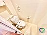 トイレ：《トイレ》上部にはトイレットペーパーのストック等に便利な吊戸棚を配置。いつでも生活感を隠してすっきりと保てます。温水洗浄機能付きで、毎日の快適な暮らしを支えます。