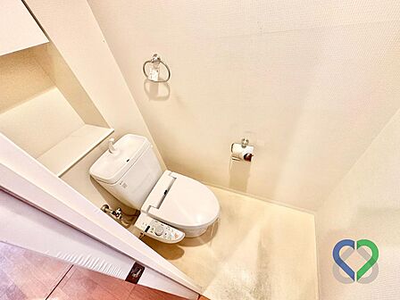 《トイレ》上部にはトイレットペーパーのストック等に便利な吊戸棚を配置。いつでも生活感を隠してすっきりと保てます。温水洗浄機能付きで、毎日の快適な暮らしを支えます。
