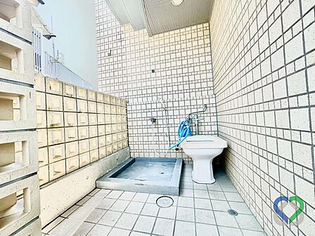 《ペット足洗い場》エントランス横に便利な足洗い場を完備。お散歩帰りにサッと足を洗えるため、お部屋や共用部を汚さず綺麗に保てます。愛犬との快適な暮らしをサポートする、飼い主様にも嬉しい充実の設備です。