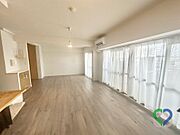 《LDK》広々としたLDKは、3LDKから4LDKへの間取り変更も可能で、ライフスタイルに合わせて柔軟に使える空間。明るく心地よい毎日を実現します。