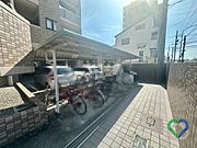 《駐輪場》管理の行き届いた駐輪場は、整理整頓されて使いやすい空間。日常の移動を快適にサポートする便利な設備です。