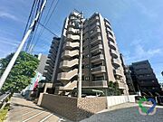 《建物外観》平坦な住宅街に建つ本マンションは、管理の行き届いた外観とエントランスが魅力。周囲の景観と調和しながら、住む人に安心感を提供します。