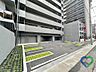 駐車場：《駐車場》敷地内に設けられた駐車スペース。マンション外観と調和したスタイリッシュな外構デザインとなっており、建物だけでなく敷地全体から洗練された雰囲気を感じられます。