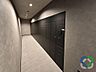 その他：《宅配ボックス》共用部には便利な宅配ボックスを設置。不在時でも荷物を受け取りやすいため、日中お仕事などで留守にすることが多い方や、ネットショッピングをよく利用される方にも便利です。