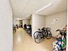 その他：《駐輪場》敷地内には自転車を置ける駐輪場を設けています。通勤・通学はもちろん、近隣へのお買い物など日常の移動にも自転車を活用しやすい環境。マンション敷地内に置き場があることで、毎日の暮らしを便利にサ
