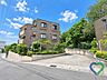 その他：《建物外観》第一種低層住居専用地域の穏やかな街並みに佇むマンション。周囲には緑も多く、都心部へのアクセスを確保しながら落ち着いた住環境で暮らせます。低層住宅地ならではのゆったりとした雰囲気も魅力です