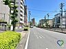 その他：《前面道路》物件前の道路はバス通りになっており、夜間でも明るく見通しが良いので歩行も安心。バス停が近く、雨の日や荷物の多い日も、駅や中心部へスムーズにアクセスできる利便性が魅力です。