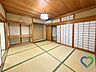 和室：《和室》木目の天井や障子が和の趣を感じさせる落ち着いた和室。床の間や収納スペースも備え、客間や寝室など幅広い用途で活用いただけます。※画像の一部をCG加工・修正しています。