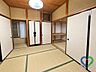 和室：《和室》木の柱や襖が温かみを演出する趣ある和室。収納スペースも確保されており、寝室や客間としてはもちろん、くつろぎの空間としてもおすすめです。※画像の一部をCG加工・修正しています。