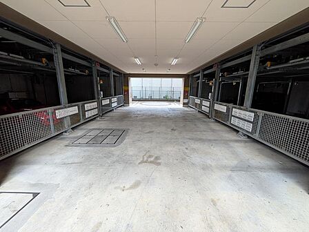 大切な愛車を安心・安全に保管できる立体昇降式駐車場完備。