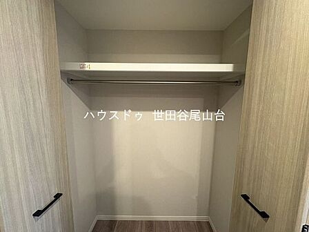 廊下側に奥行きのあるウォークインクローゼットがあります。