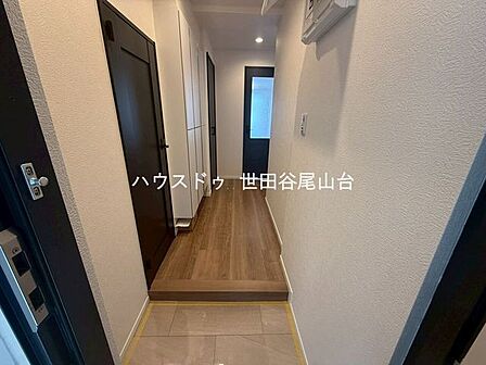 収納力のあるシューズボックスを備えた玄関。靴はもちろん、傘や小物もすっきり整理でき、いつでも清潔感のある玄関を保てます。
