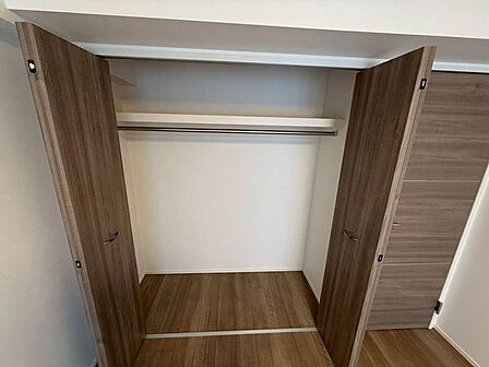 ワイドなクローゼットにはハンガーパイプを備え、衣類を掛けたまま収納でき、毎日の身支度もスムーズです。