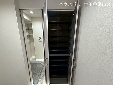 収納力のある10段の下足入を設置。ご家族それぞれの靴を整理しやすく、散らかりがちな玄関も美しく保てます。