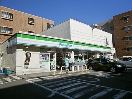 ファミリーマート世田谷二丁目店 880m