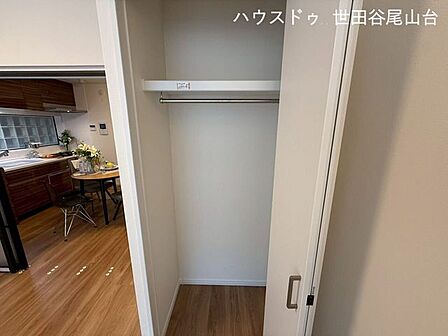 収納力のあるクローゼットを備え、衣類や季節用品もすっきり収納できます。