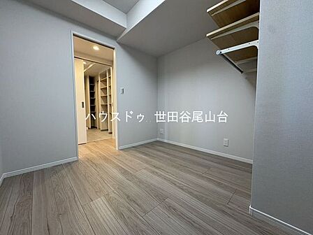 約4.2帖洋室。収納力と居住性を兼ね備え、快適なプライベート空間を実現します。