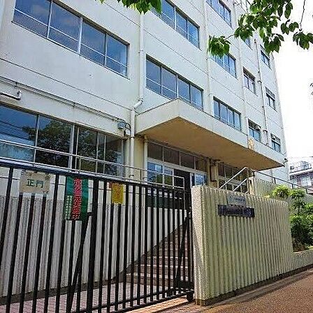 世田谷区立駒沢中学校 110m