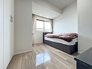 【洋室　約5帖】部屋ごとに設けた収納は住みやすさへのこだわり。