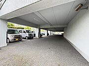 【駐車場】使用料：月額8000～13000円