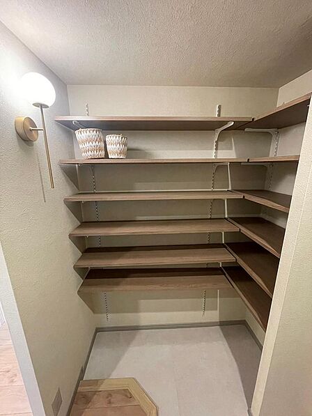 シューズクローゼットは大容量に家族の靴や道具をまとめて収納可能です※写真はリノベ完成時のものです