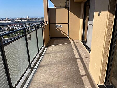 南西向き両面バルコニーにつき明るく風通し良好 
